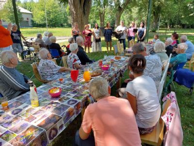 Závěr prázdnin si v Sociální službě Podhorská v Rýmařově zpříjemnili zahradní slavností
