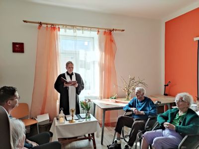 Klienti Sociální služby Podhorská si užívají Velikonoce duchovně i tvůrčí činností