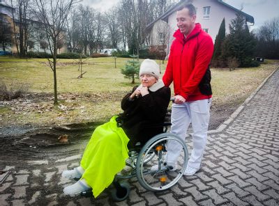 Dva nové mechanické vozíky usnadňují klientům i pracovníkům Sociální služby Podhorská každodenní činnosti